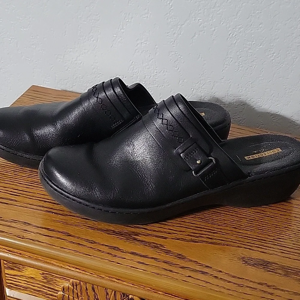CLARKS WOMEN'S COLLECTION  BLACK LEATHER SLIP-ON  SIZE 12 - Picture 2 of 4